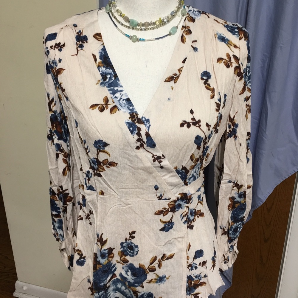 🌸 LAST ONE 🌺  MED. Innocent Floral wrap blouse - Picture 6 of 8